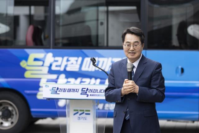 NSP통신-24일 오후 경기융합타운 내 부지에서 김동연 경기도지사가 민생경제 현장투어 두번째 출발 달라질 때까지 달려갑니다 프로젝트 소개를 하고 있다. (사진 = 경기도)