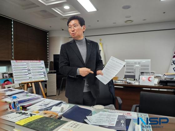 NSP통신-언론에서 보도된 자료를 설명하는 이상일 용인특례시장. (사진 = 김병관 기자)