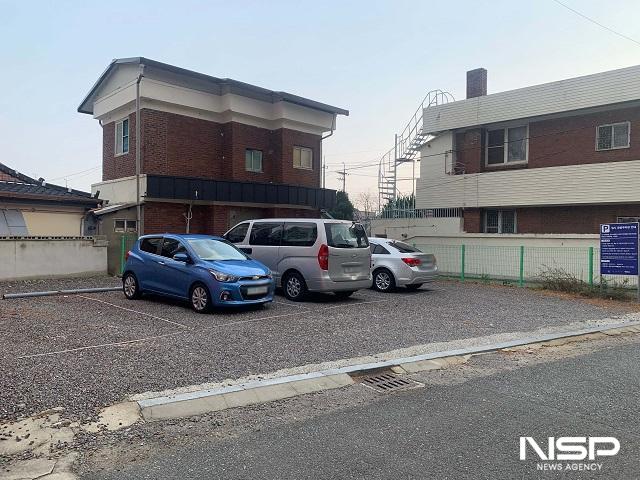 NSP통신-군산시가 거주하지 않은 주택을 철거 후 주차장으로 사용하고 있는 모습. (사진 = 군산시)