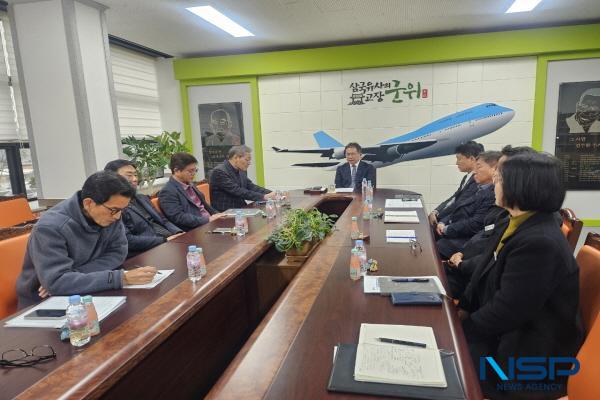 NSP통신-군위군은 지난 24일 오전 9시부터 군위군청 제1회의실에서 농업인 상담소장 회의를 개최했다. (사진 = 군위군)
