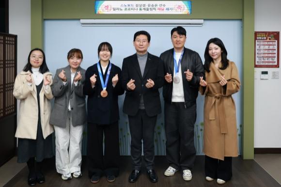 -이상일 시장과 동계올림픽 메달리스트인 김상겸, 유승은 선수, 양 선수 가족이 24일 시장실에서 기념사진 촬영을 하고 있다. (사진 = 용인특례시)
