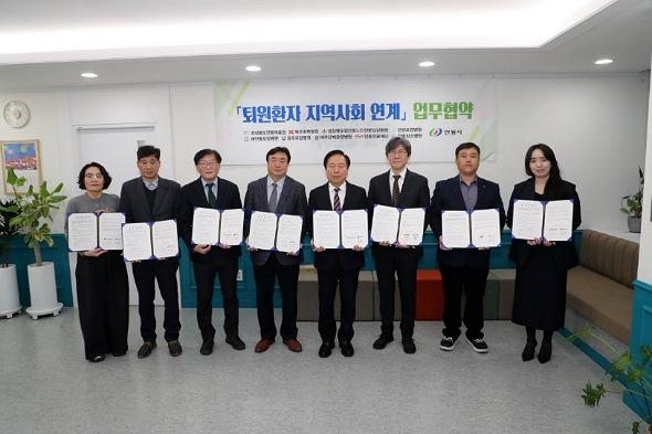 NSP통신-안동시 퇴원환자 지역사회 연계를 위한 업무협약(MOU) 체결, 퇴원 후 지역사회에서 안정적인 삶을 영위하는 첫걸음의 시작 (사진 = 안동시)