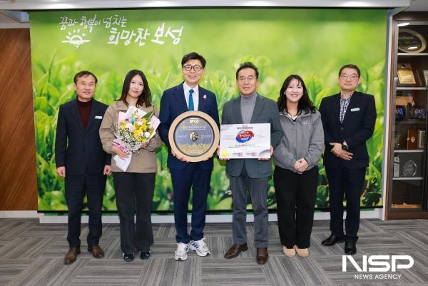 NSP통신-보성군, 서편제보성소리축제 대한민국축제콘텐츠대상 5년 연속 대상 선정(왼쪽에서 세 번째 김철우 보성군수, 네 번째 채희설 서편제보성소리축제추진위원장) (사진 = 보성군)