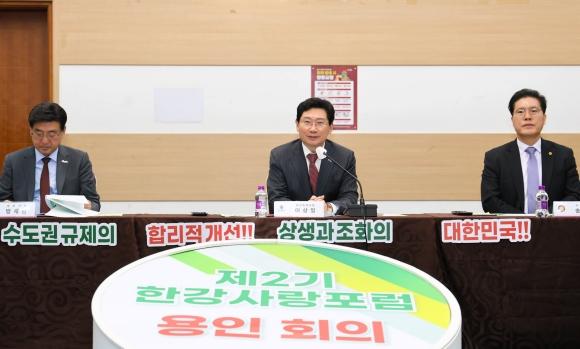 NSP통신-제2기 한강사랑포럼에서 발언하고 있는 이상일 시장(가운데). (사진 = 용인특례시)