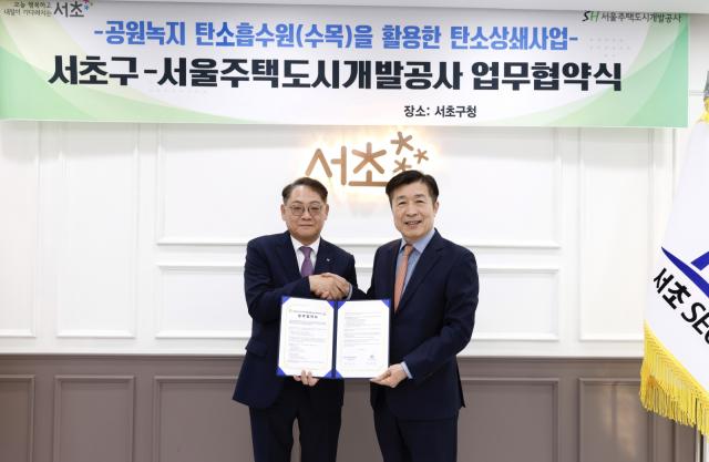 NSP통신-황상하 SH 사장(왼쪽)과 전성수 서초구청장이 협약 체결 후 악수하고 있다. (사진 = SH)