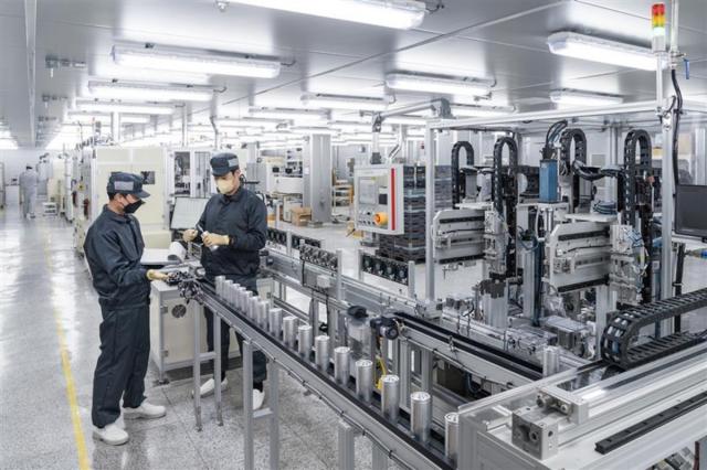 NSP통신-LS머트리얼즈 직원들이 군포공장에서 캐패시터를 생산하고 모습 (사진 = LS머트리얼즈 제공)