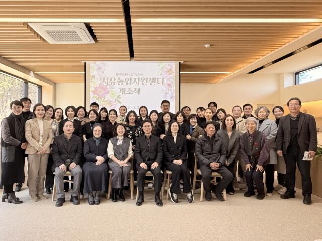 NSP통신-25일 치유농업지원센터에서 개소식 참석자들이 기념사진을 촬영하고 있다. (사진 = 용인특례시)