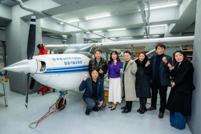 NSP통신-김포시학교운영위원협의회가 업무협약을 마무리하고 교육시설을 견학하고 있는 모습. (사진 = 조이호 기자)