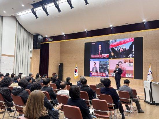 NSP통신-전 광주광역시 도시재생공동체센터 소속 민문식 강사 강연 (사진 = 광양시청)