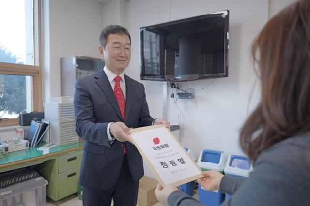 NSP통신-정광열 국민의힘 춘천시장 예비후보가 선관위에 예비후보 등록을 하고 있는 모습. (사진 = 정광열 캠프)