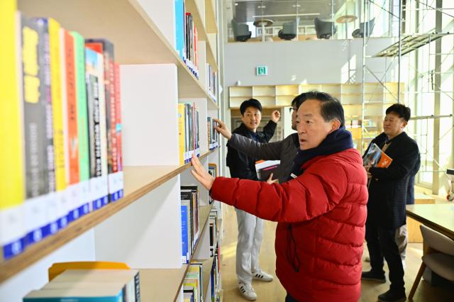 NSP통신-이병선 속초시장이 어린이영어도서관 공사 현장 점검을 하는 모습. (사진 = 속초시)