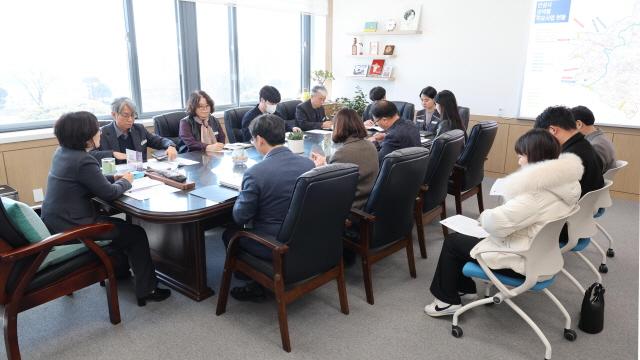 NSP통신-25일 김보라 안성시장이 농업기술상담소 직원들과 성과평가 간담회를 진행하고 있다. (사진 = 안성시)