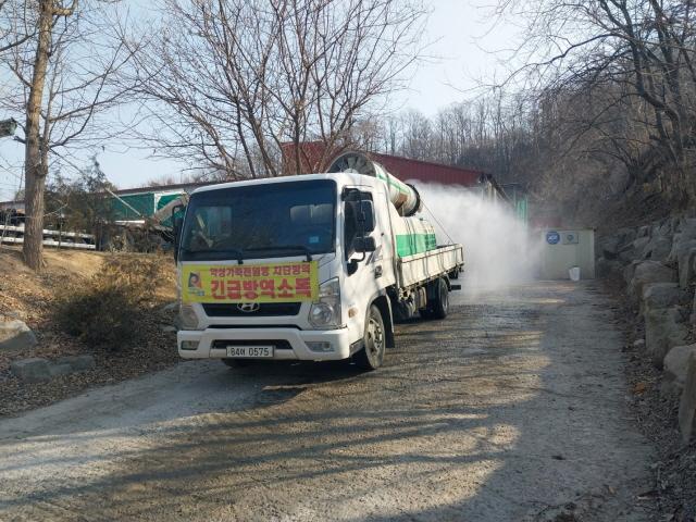 NSP통신-안성시가 방역차량을 통해 축산농가 주변 도로를 소독하고 있는 모습. (사진 = 안성시)