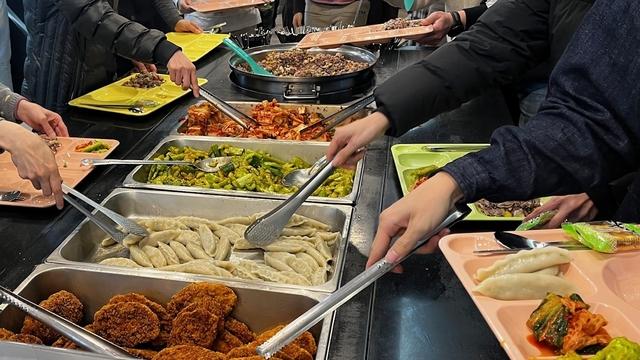 NSP통신-11일 수원시 직원들이 도시를 맛보다에서 대만 음식들을 식판에 담고 있는 모습. (사진 = 수원시)