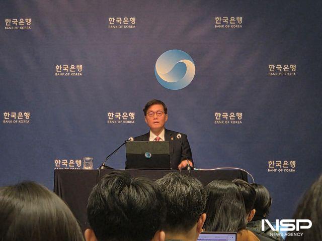 NSP통신-26일 이창용 한국은행 총재가 통화정책방향회의 직후 열린 기자간담회에서 답변하고 있다. (사진 = 강수인 기자)