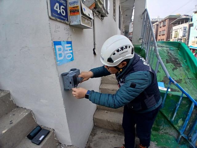 NSP통신-군포시 민간전문가가 재난취약시설을 점검하고 있다. (사진 = 군포시)