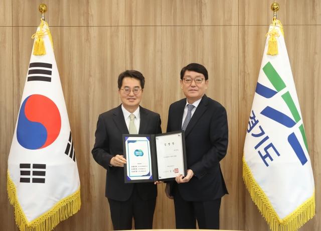 NSP통신-26일 오전 김동연 경기도지사가 박재만 경기교통공사 사장에게(오른쪽) 임명장을 수여하고 기념촬영을 하고 있다. (사진 = 경기도)