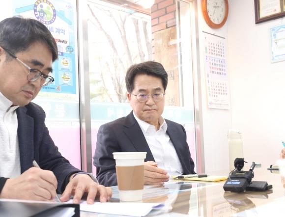 NSP통신-26일 경기 하남시 소재 집값담합으로 인해 피해를 입은 공인중개사를 현장에서 김동연 경기도지사가 직접 만나 피해 상황을 듣고 격려했다. (사진 = 경기도)