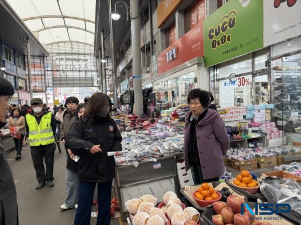 NSP통신-포항시는 26일 죽도시장 개풍약국 앞 아케이드 구간에서 불법시설물에 대한 현장점검을 실시했다. (사진 = 포항시)