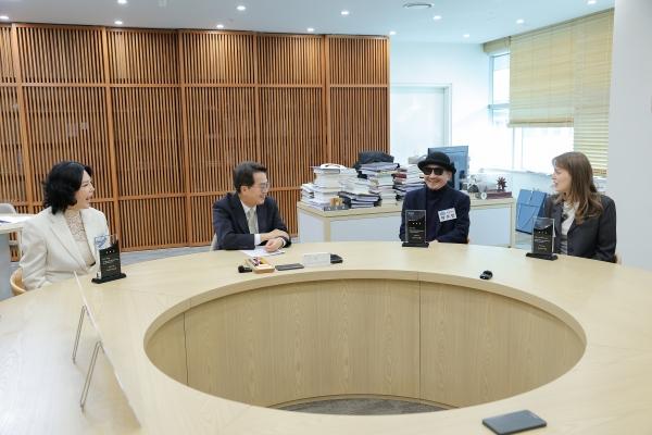 NSP통신-김동연 지사가 26일 도청 집무실에서 2026년 경기도 신규 홍보대사로 위촉된 가수 박상민 등과 이야기를 나누고 있다. (사진 = 경기도)