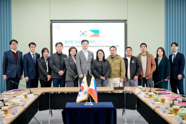 NSP통신-성남시를 방문한 필리핀 GMA시 대표단과 성남시 4차산업국 관계자들이 기념촬영을 하고 있다. (사진 = 성남시)