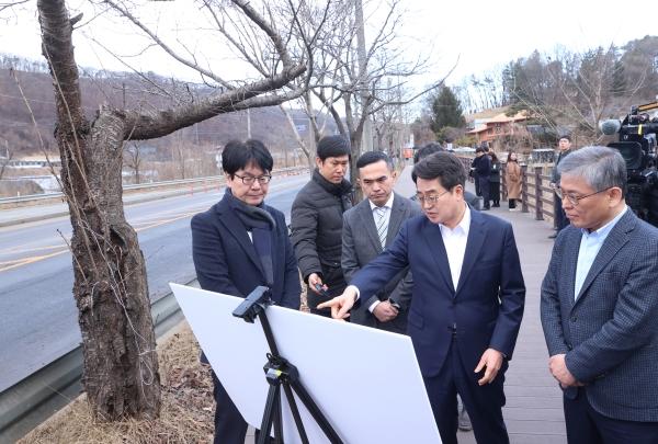 NSP통신-오전 9시 김용관 삼성전자 사장, 박호현 SK하이닉스 부사장과 함께 용인시 지방도 321호선 확포장공사 현장을 찾은 김동연 경기도지사가 용인 반도체클러스터 도로건설계획에 대해 의견 나누고 있다. (사진 = 경기도)