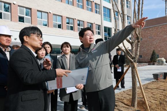 NSP통신-이상일 시장이 26일 진덕고등학교를 찾아 주요 시설을 살피고 있다. (사진 = 용인특례시)