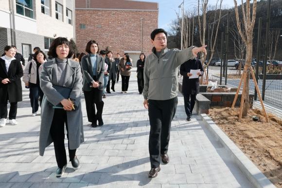 NSP통신-이상일 시장이 26일 진덕고등학교를 찾아 주요 시설을 살피고 있다. (사진 = 용인특례시)