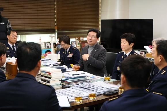 NSP통신-이상일 용인특례시장이 의용소방연합회 임원단과 간담회를 갖는 모습. (사진 = 용인특례시)