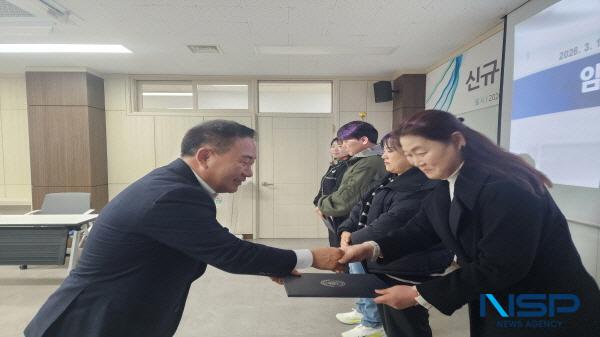 NSP통신-경상북도상주교육지원청은 지난 26일 신규 임용된 조리사 및 조리원 6명에 대한 임용장 수여식을 개최했다. (사진 = 상주교육지원청)