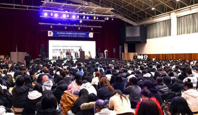 NSP통신-강원도 횡성에서 열린 안양대학교 2026 신입생 오리엔테이션 행사에서 장광수 총장이 환영사를 하고 있다. (사진 = 안양대학교)