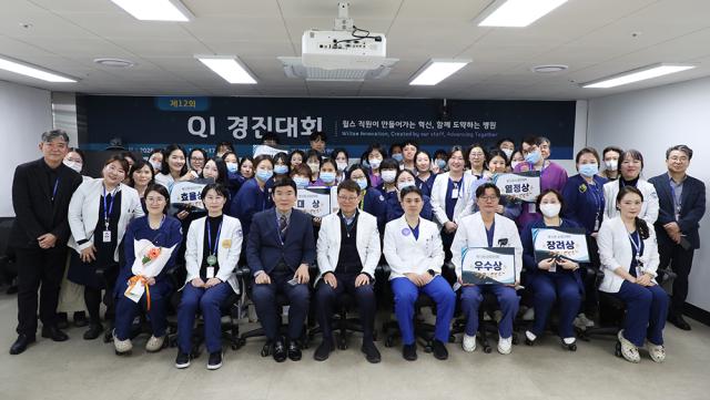 NSP통신-26일 윌스기념병원 박춘근 원장(앞 줄 왼쪽 네번째)과 의료진들이 기념촬영을 하는 모습. (사진 = 윌스기념병원 수원)