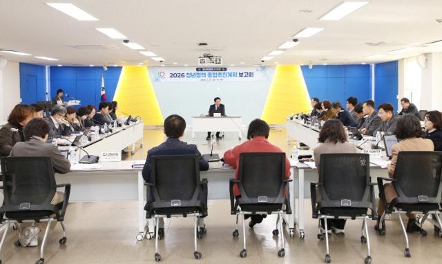 NSP통신-최대호 시장이 27일 오후 2시 시청 3층 상황실에서 청년정책 종합추진계획 보고회를 주재하고 있다. (사진 = 안양시)