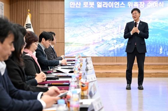 NSP통신-이민근 안산시장이 27일 시청에서 진행된 안산 로봇얼라이언스 위촉장 수여식에서 발언하고 있다. (사진 = 안산시)