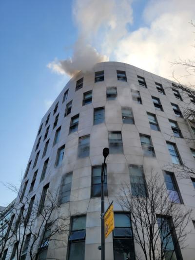 [NSP PHOTO]성남시 백현동 한 건물서 화재 발생으로 근무자 84명 긴급 대피            .   ..