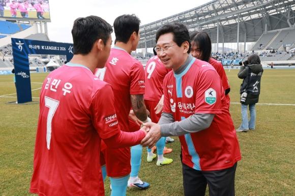 NSP통신-이상일 시장이 1일 미르스타디움에서 열린 하나은행 K리그2 홈 개막전을 앞두고 선수들을 격려하고 있다. (사진 = 용인특례시)