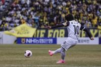 [NSP PHOTO]전남드래곤즈, 2026시즌 개막전에서 경남에 4-1 대승으로 리그 공동 1위 등극