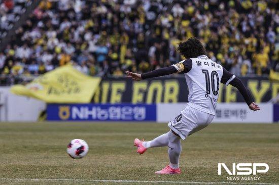 NSP통신-전남드래곤즈 발디비아 PK 슈팅 (사진 = 전남드래곤즈전)