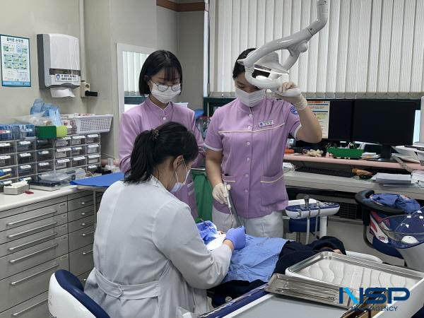 NSP통신-한양대학교병원에서 실습을 하고 있는 치위생과 학생들 모습 (사진 = 영남이공대학교)