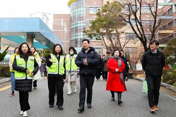 NSP통신-이상일 시장이 3일 서원초에서 김하진 교장, 녹색어머니회와 학교 관계자 등과 통학로 주변을 점검하고 있다. (사진 = 용인특례시)