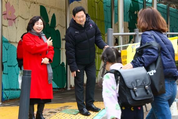 NSP통신-이상일 시장이 서원초 정문 횡단보도 앞에서 교통지도 봉사활동을 하고 있다. (사진 = 용인특례시)