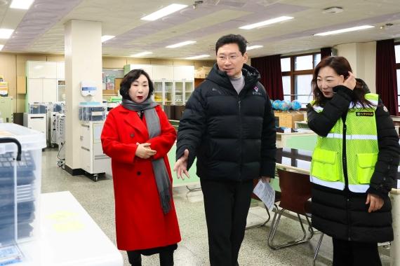 NSP통신-이상일 시장이 서원초 과학실을 둘러보고 있다. (사진 = 용인특례시)