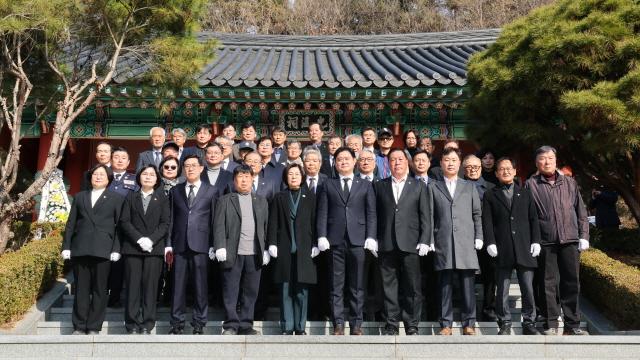 NSP통신-안성시가 광복사에서 광복사 참배 행사를 가졌다. 사진은 기념촬영 모습. (사진 = 안성시)