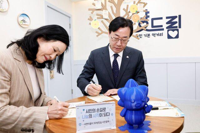 NSP통신-27일 정명근 화성시장(오른쪽)과 송혜자 블루웍스 대표(기부자)가 그냥드림 내부 희망나무에 전시할 메시지를 작성하는 모습. (사진 = 화성시)