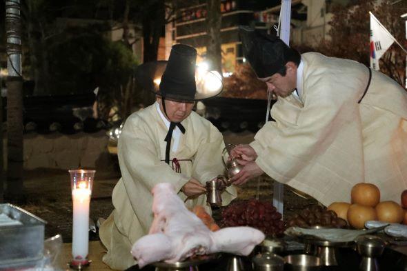 NSP통신-안동시 정월대보름 맞아 안동부 신목제사 봉행, 정월대보름(3월 3일) 첫새벽에 시민 안녕과 지역 도약 기원 (사진 = 안동시)