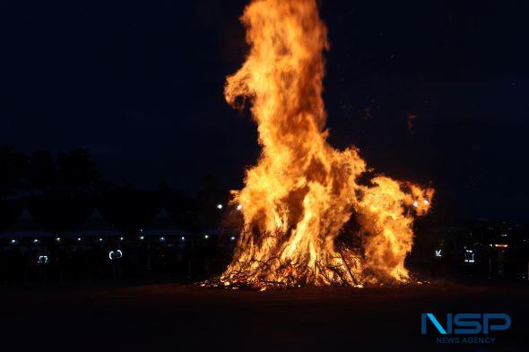NSP통신-안동의 전통미를 살린 종(鐘) 형상의 달집과 보름달 모형이 설치돼 시민과 관광객의 발길이 이어졌으며, 달집을 배경으로 기념사진을 촬영하는 모습도 곳곳에서 이어졌다. (사진 = 김오현기자 (26년 3월 3일 촬영))
