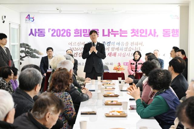 NSP통신-이민근 안산시장이 사동 시곡경로당에서 진행된 2026 희망을 나누는 첫인사, 동행 행사에서 발언하고 있다. (사진 = 안산시)