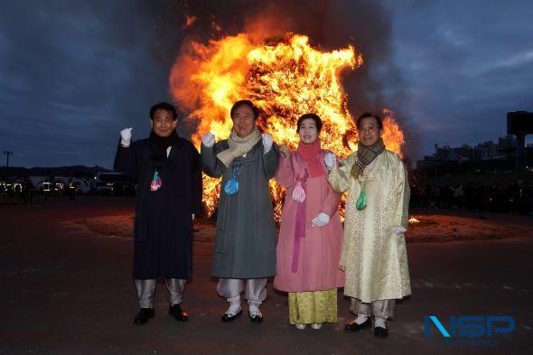 NSP통신-액은 태우고 소원은 달에 빌다, 안동시 2026년 정월대보름 달맞이 행사 성황리 개최, 시민․관광객 2,500여 명 참여해 전통 세시풍속 체험 (사진 = 김오현기자 (26년 3월 3일 촬영))