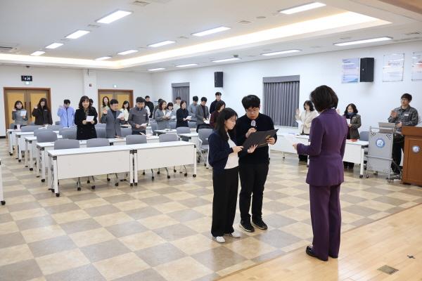 NSP통신-청도교육지원청은 지난 3일 대회의실에서 전 직원이 참석한 가운데 깨끗하고 공정한 공직문화조성을 위해 청렴실천 다짐식을 가졌다. (사진 = 청도교육지원청)