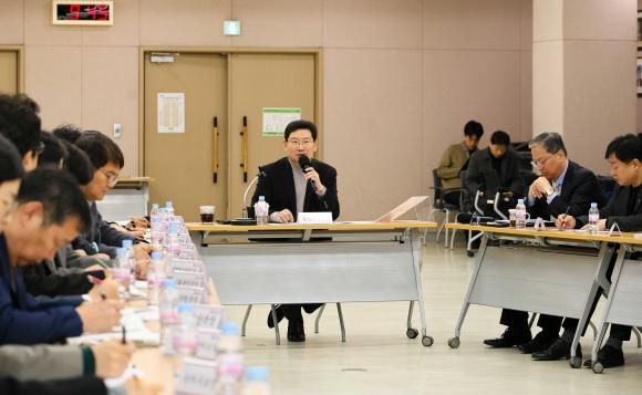 NSP통신-3일 수지구청에서 열린 현장 간부 공무원 회의에 참석한 이상일 시장이 발언하고 있다. (사진 = 용인특례시)